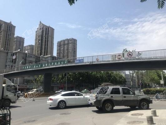 东环中心项目旁边临淮路人行天桥
