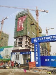 蓝光雍锦锦湖商铺西南角的楼栋工程进展