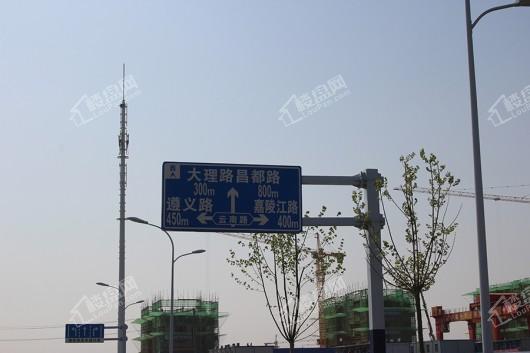 滨湖荣盛华府周边道路路牌