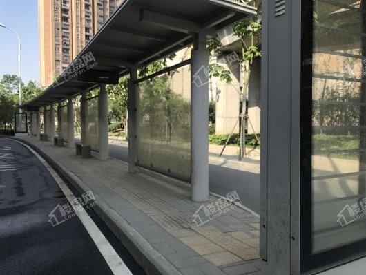 一尔·悦城已建成待使用的公交站台