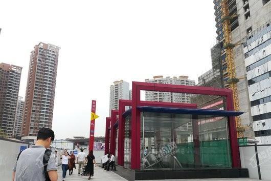 亚太银座商铺距离项目约390米的新塘地铁站出口