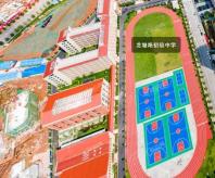 南宁市龙堤路初级中学，距离项目大约1.1公里