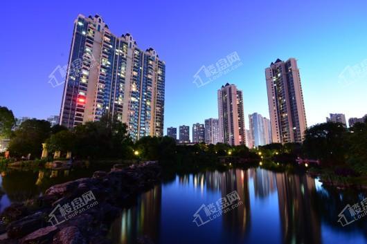恒大悦湖商业广场园林夜景图