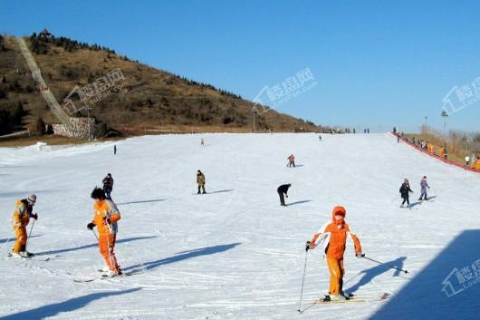 中建·国望府周边配套-万龙八易滑雪场