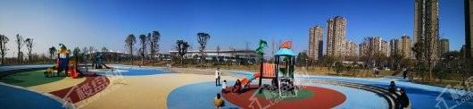 中央山水三期白鸭寺公园儿童游乐区