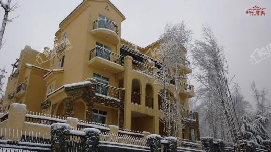 芳草地·雪岭仙山小区实景银装素裹