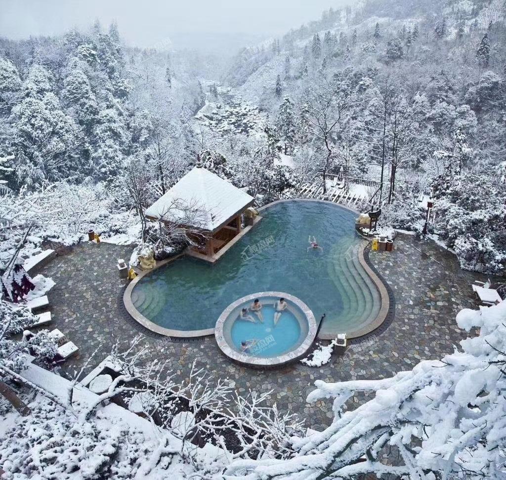 蓝花谷45℃温泉小镇天然温泉汤池