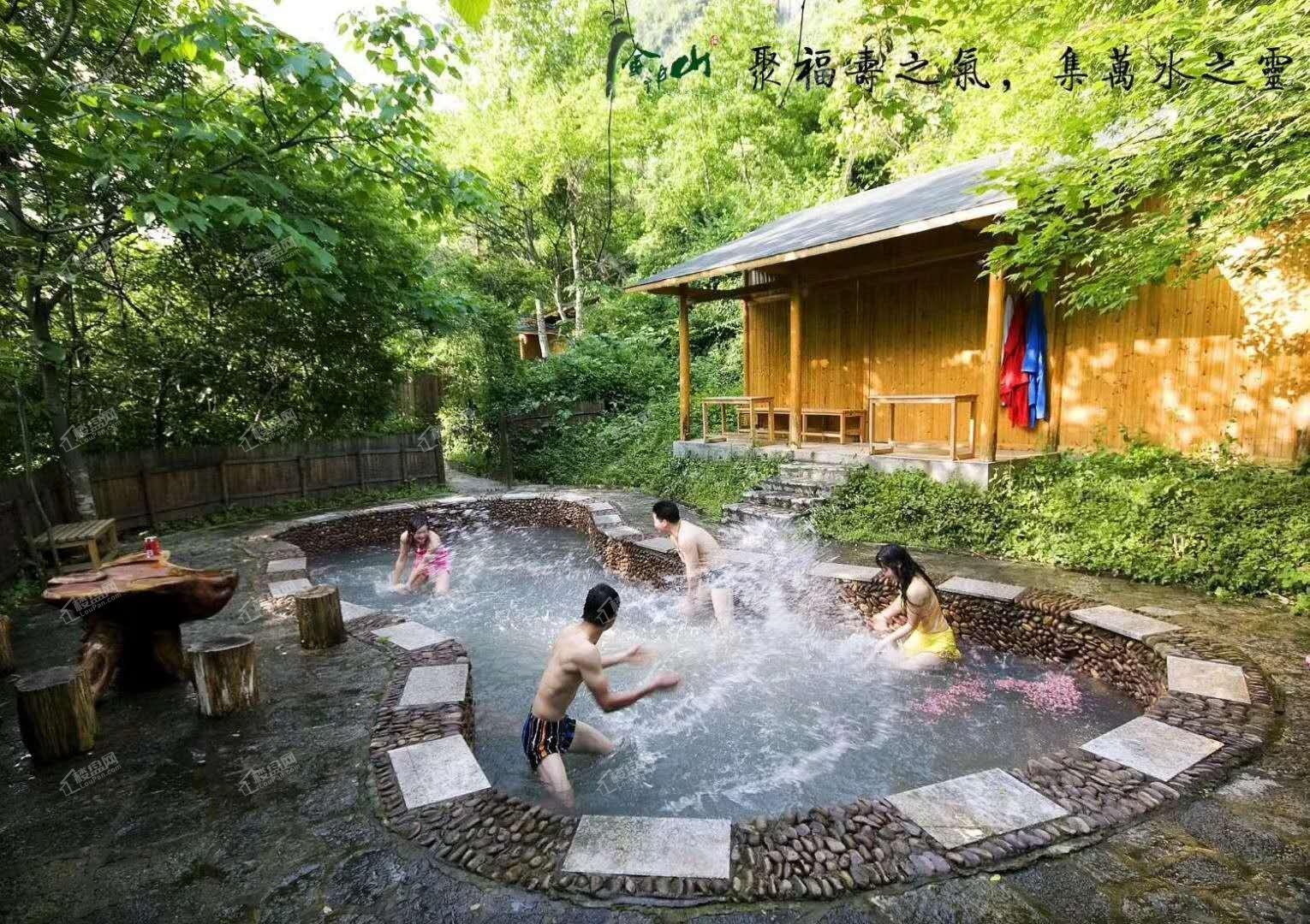 蓝花谷45℃温泉小镇天然温泉汤池