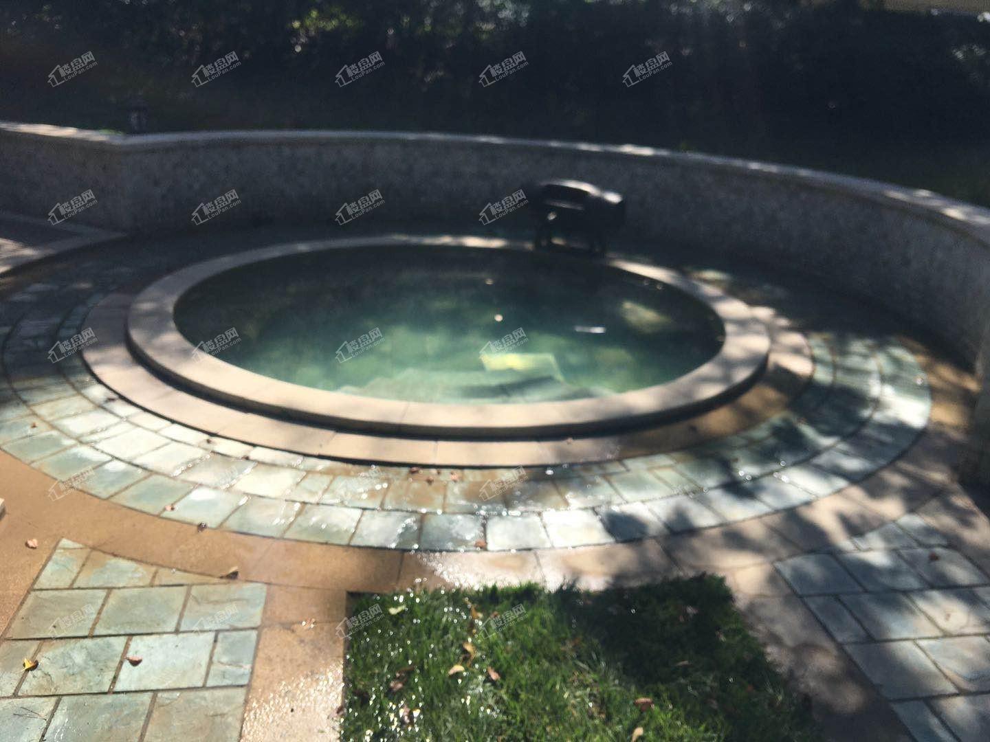 三盛国际城室外温泉泡池