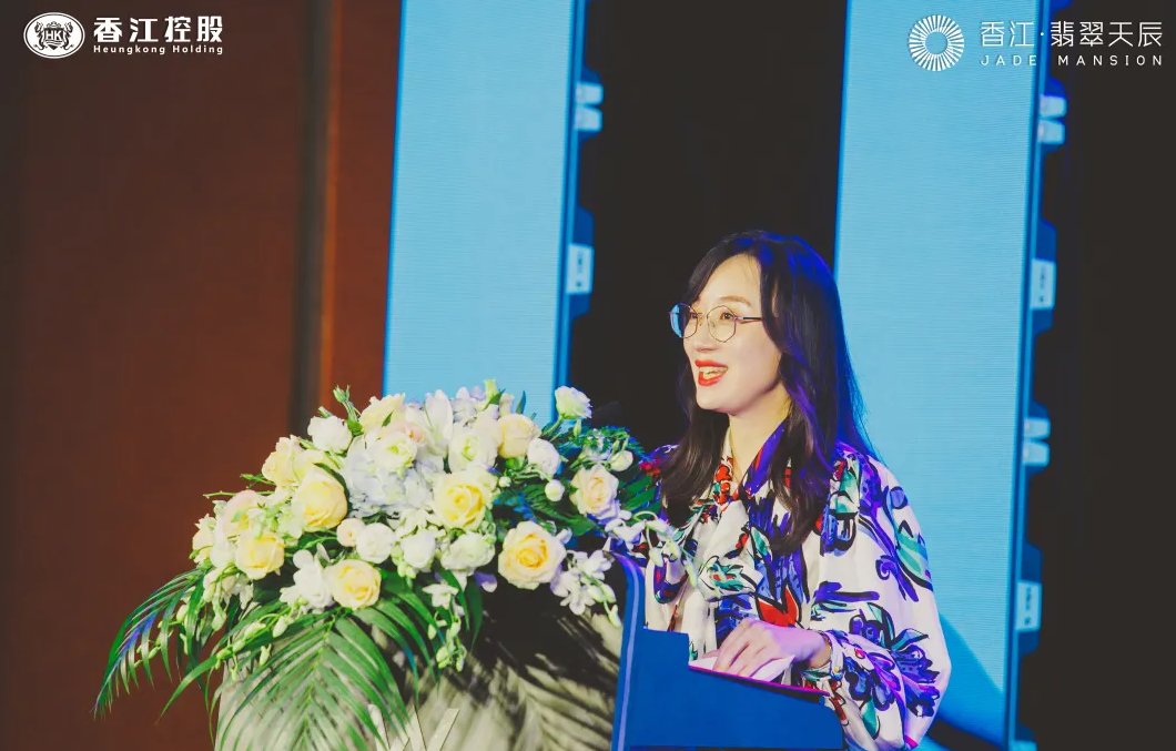 香江控股·产城事业部·华东区域总经理—陆捷上台致辞，她对所有来宾表示欢迎和感谢。