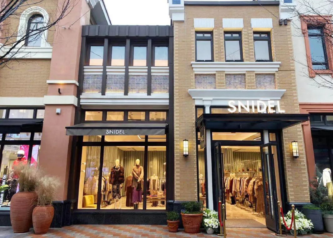 2021年1月23日，日本人气品牌SNIDEL，在比斯特苏州购物村开业！
