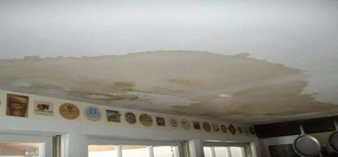 房頂漏雨在物業費維修范圍之內嗎