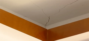 天花板细长裂缝危险吗