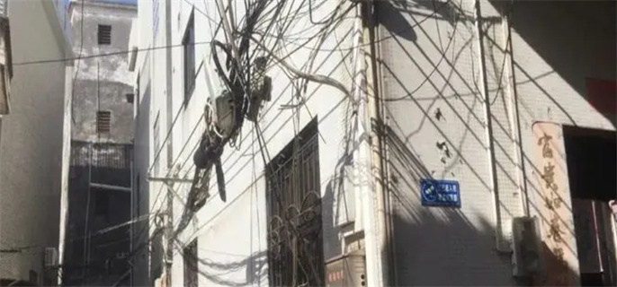 自家外墙被挂满电线怎么处理
