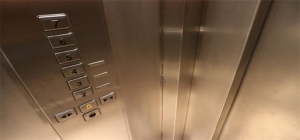电梯冲顶怎么自救