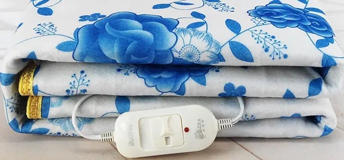 电热毯铺在床单下还是褥子下
