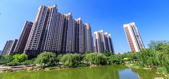 买房买小区中间的还是小区边上的