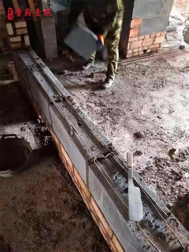 砌筑前砖块浇水湿润 砌筑时挂设工程线,确保墙体的垂直,平整度