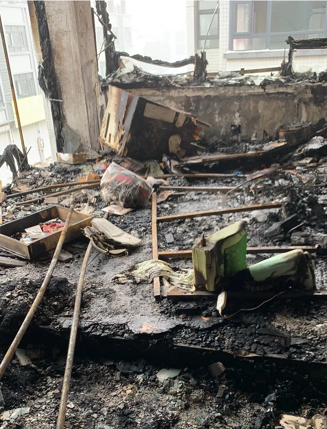 业主称他这是两套房子打通背对背打通的,早上烧的是其中一套,晚上不