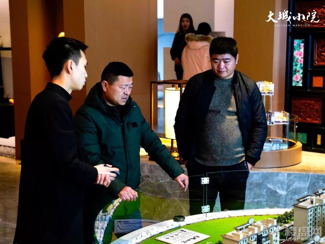 阜阳新房 颍州区楼盘 > 大城小院孩子们吃着糖葫芦,提着灯笼奔跑嬉闹.
