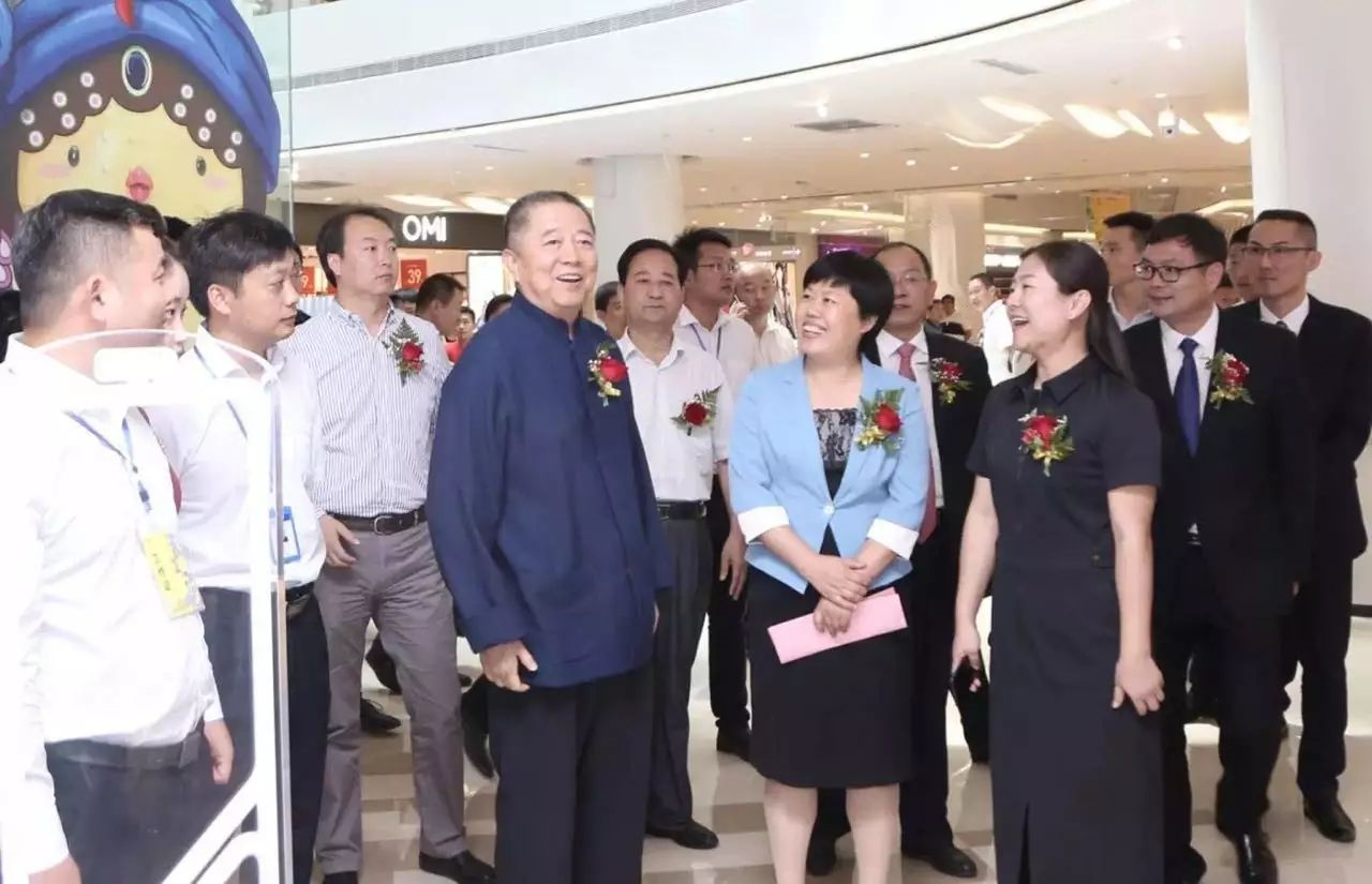 祥狮送瑞▲ 南阳市副市长刘庆芳和建业集团董事长胡葆森共同为祥狮