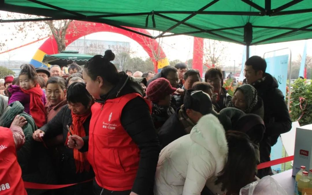 现场活动图为答谢广大客户对建业的支持和热爱,现场设立有0元入会送大