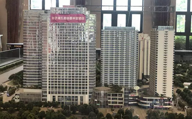 蚌埠天湖国际烂尾楼,工地变成垃圾场