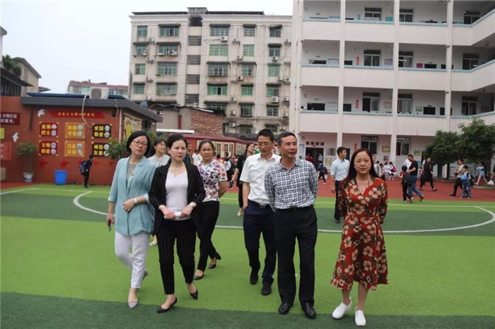 萍乡市体育局局长韩强莅临八一小学调研学校体育场地面向社会开放工作