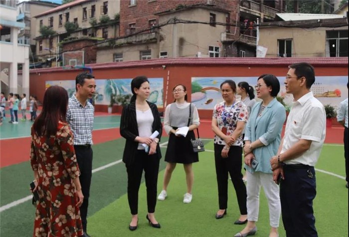 萍乡市体育局局长韩强莅临八一小学调研学校体育场地面向社会开放工作