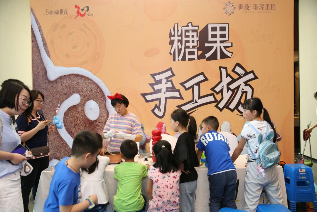 与糖果在一起的时候,仿佛所有的烦恼都忘却了,只留下甜甜的幸福味道.