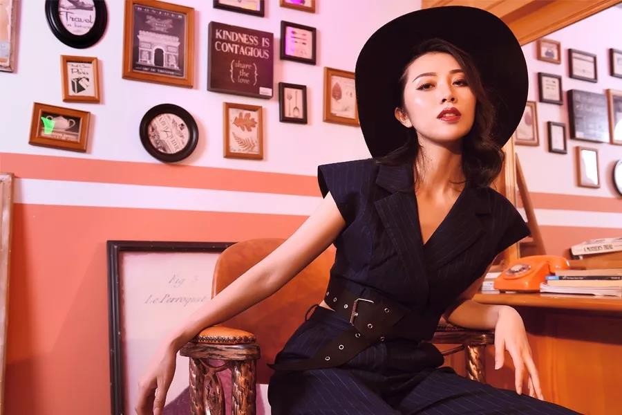 美女歌手英子 将带来动人的歌声