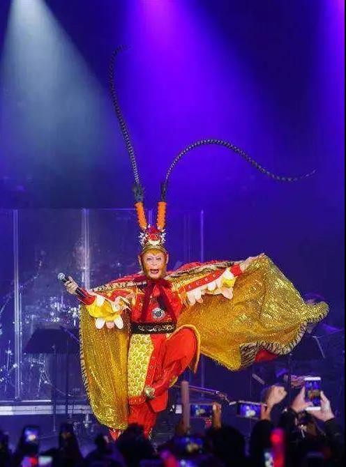 或随心而动 惟妙惟肖的美猴王表演 头戴凤翅紫金冠,身披锁子黄金甲 脚