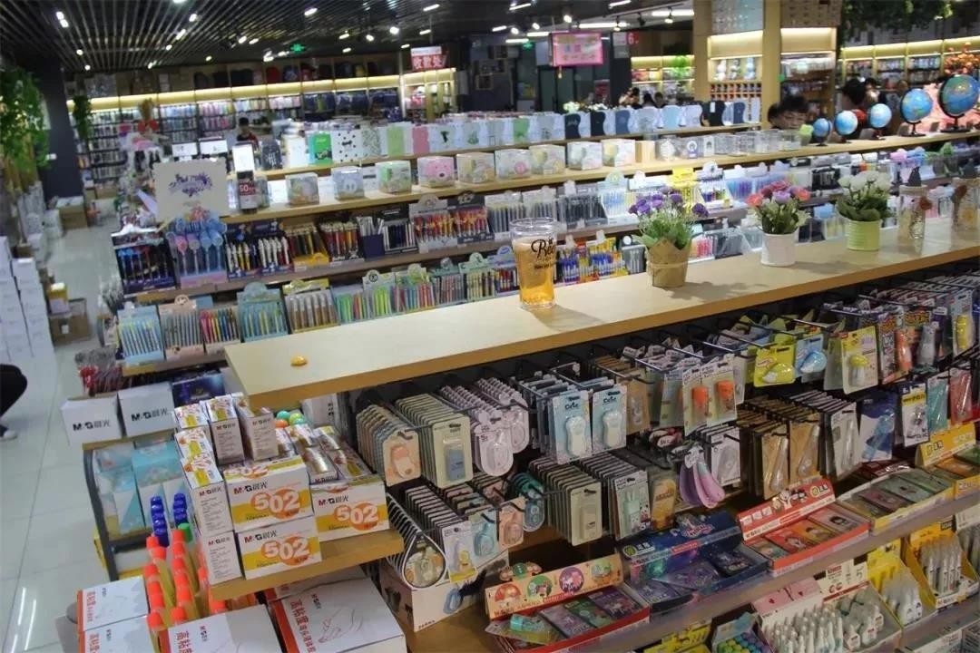 投蛋挑战赛等精彩的互动小游戏,可以增加半价文具抢购的购买上限,还能