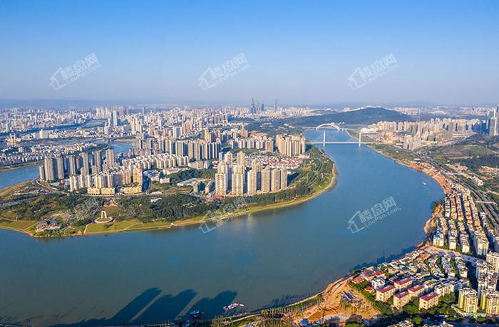 而同样占据无敌江景资源的保利君悦湾位于柳沙半岛,是真半岛,270