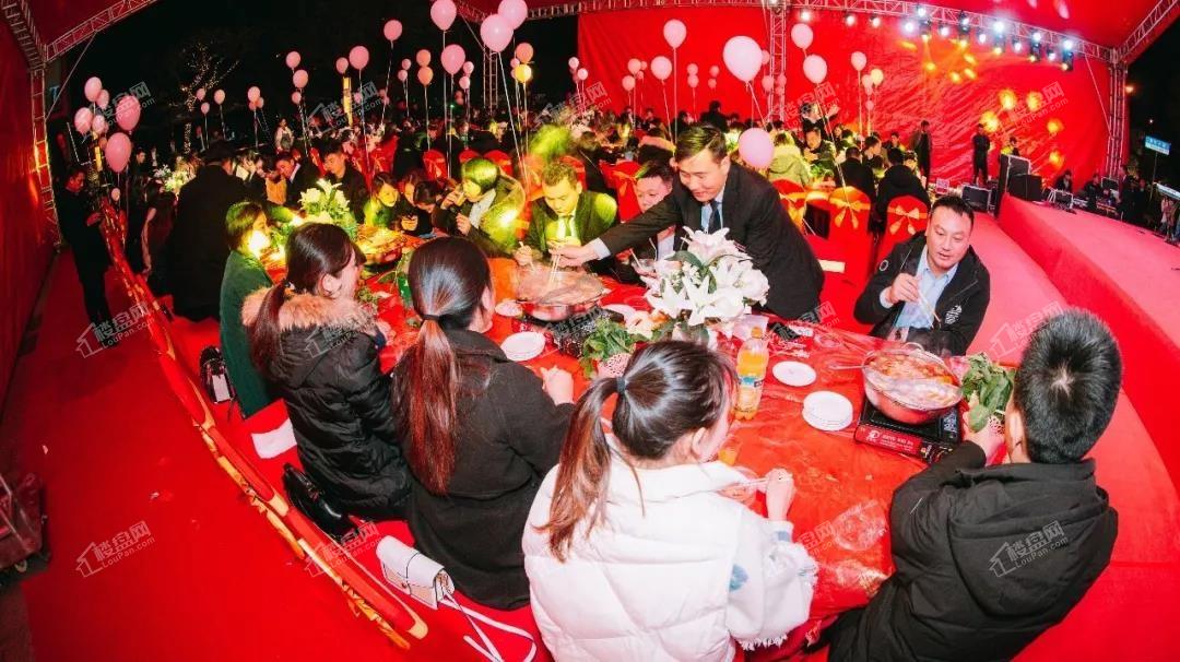 [金钟滨江府]首届百人火锅宴热辣开席