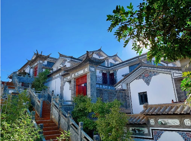 三合院将传统的白族民居与现代居住理念有机结合,青瓦白墙,淡墨彩绘