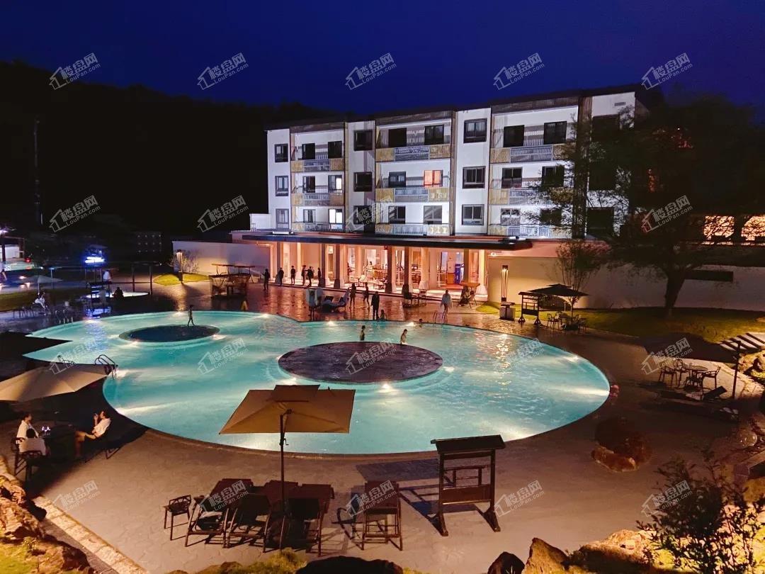 千年古渡与711都将在街谈巷议中逐渐淡去,但许家洞天堂温泉的温度还在