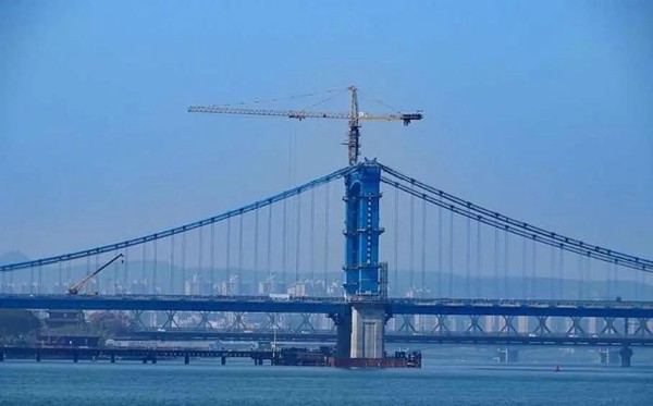 汉江将时间蘸满夏天的味道 响起大片似海的最亮笑声 人们在 鱼梁洲