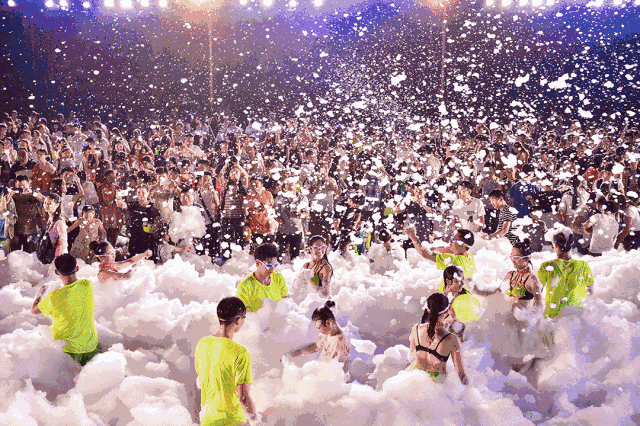 在泡泡堆里肆意玩耍!