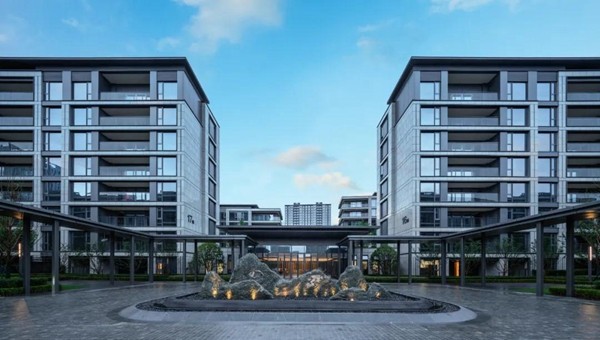 在偌大的组合地块中,融创先发制人推出翡翠海岸城项目,这也是融创