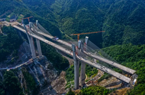 "如果换一个地方,跨江,跨河甚至跨海,这座桥都不是难事
