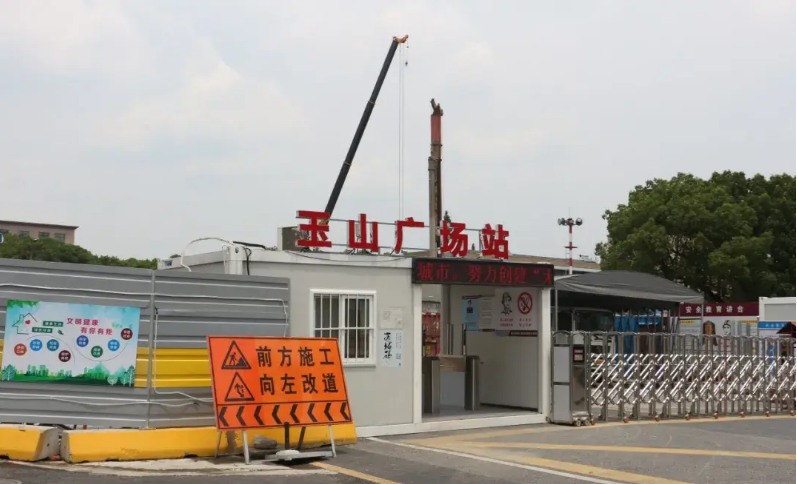 玉山广场站位于前进西路,亭林路及人民北路交叉口,该站点共设5个出