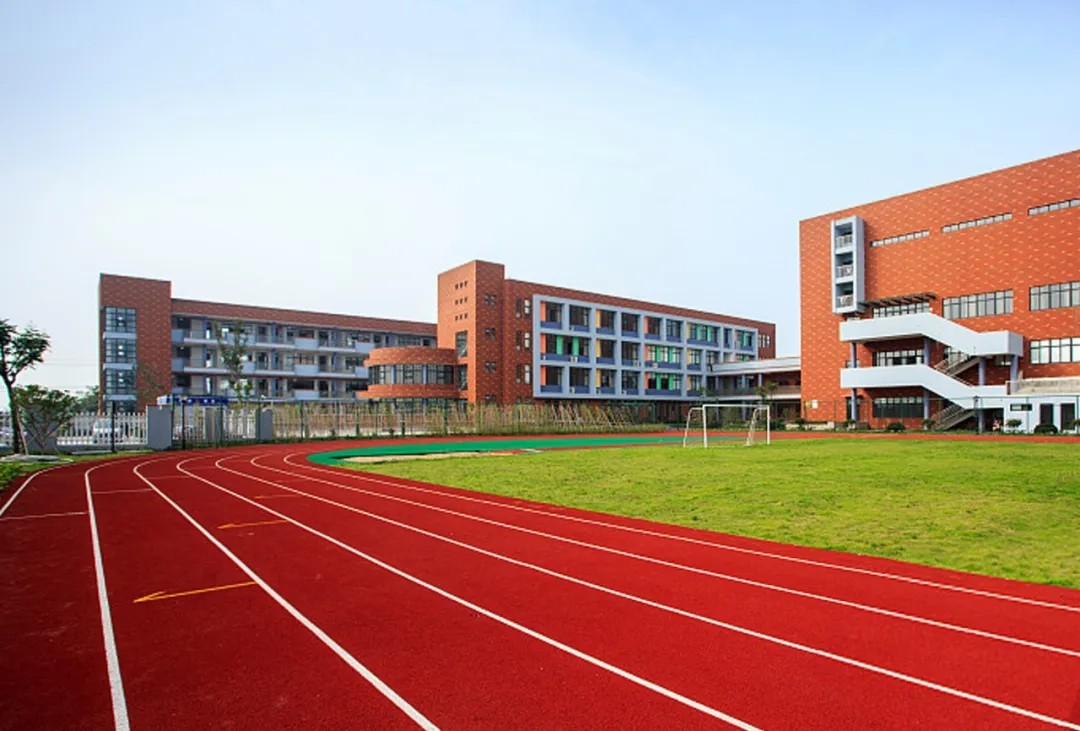 龙辉中学还有东海二中,彭伟学校,思博中学城南学校等学校环绕