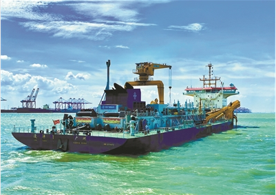 亚洲最大耙吸挖泥船“浚洋1”曾参与该项目施工作业。