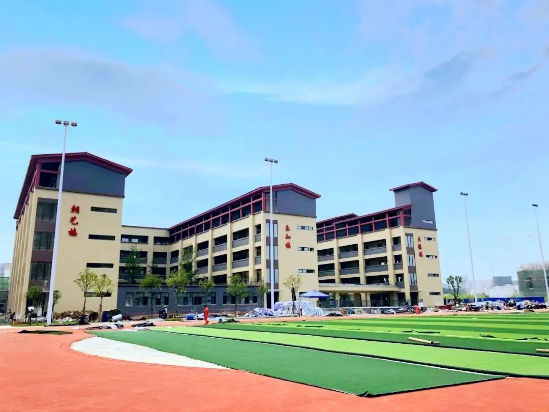 金凯路小学9月1日正式开学 龙光玖誉城20套特惠房源礼献老师 手慢无!