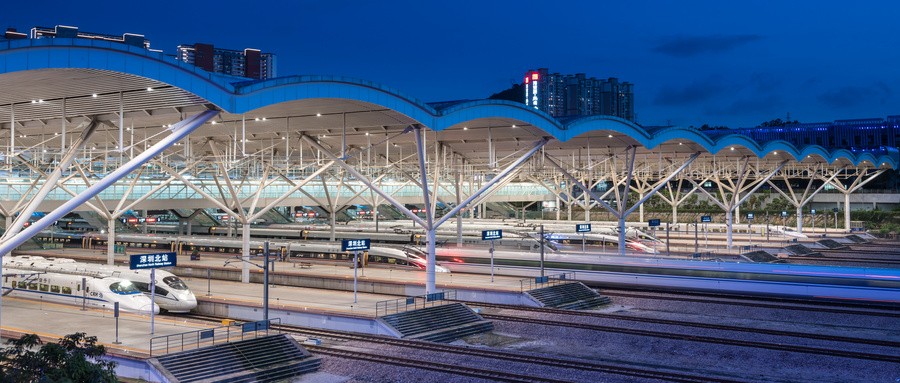 摄图网_501355466_wx_深圳北站高铁站台夜景(企业商用).jpg