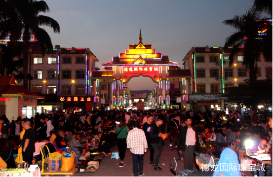者房东景成瑞府位于瑞丽市姐岗路与文蚌路交叉口,占据着主城区核心位