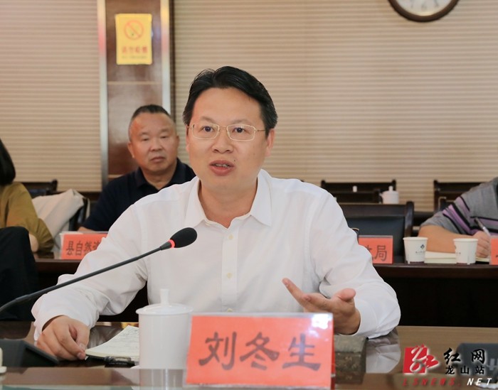 主持会议,县委常委,常务副县长蔡龙,副县长张肇琴,彭绍兴参加会议