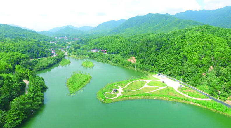 昔日一片荒蕪的安吉縣鄣吳鎮大河口水庫庫尾灘塗地,經過一年的建設