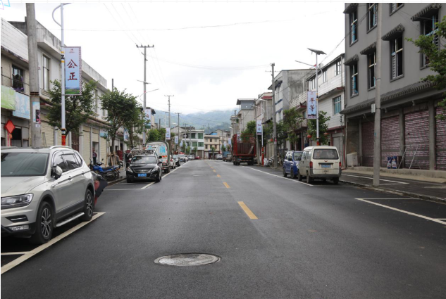 四线入地,集镇的空中环境得到有效净化,同时,对街道路面实施提升改造